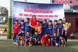 Trường Tiểu học Nguyễn Huệ đã thi dấu thành công giải bóng đá học sinh khối Tiểu học năm học 2018 - 2019