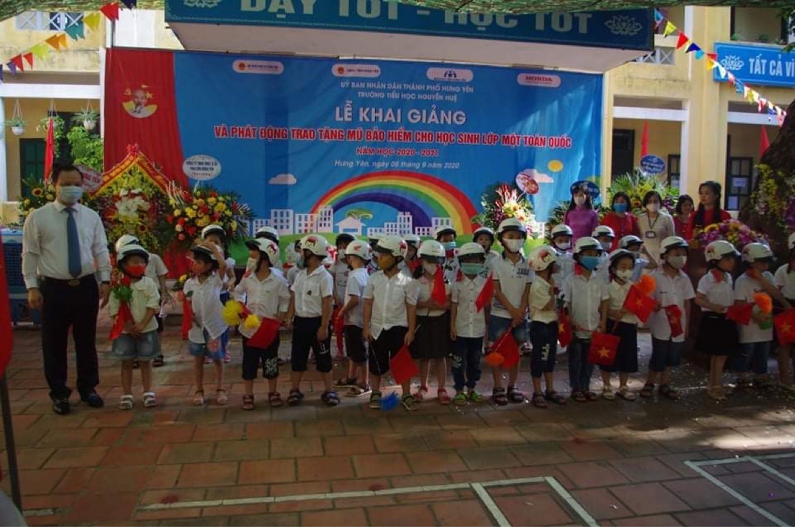 Phó chủ tịch Tỉnh , trưởng ban ATGT tỉnh Hưng Yên trao tặng mũ Bảo hiểm cho học sinh lớp 1